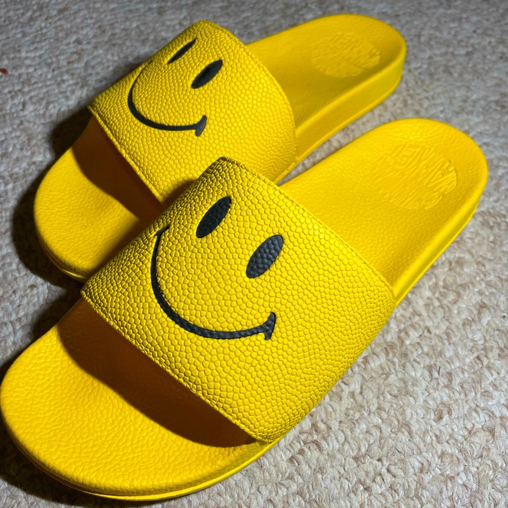 CHINATOWN MARKET SMILY FACE SLIDES